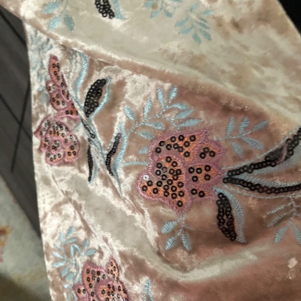 L'ATISTE Champagne Crushed Velvet Floral Embroidered Kimono - Picture 9 of 13